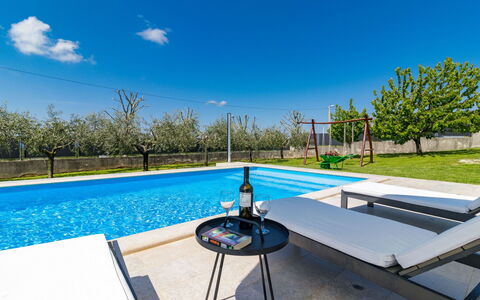 Vera: L'Eau, Nuage, Ciel, Propriété, Jour, Table, Piscine, Bleu Azur, Ombre, Mobilier De Jardin