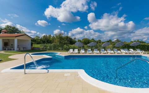 Rovinj 605: L'Eau, Nuage, Ciel, Plante, Bâtiment, Propriété, Piscine, Bleu Azur, Bleu, Mobilier De Jardin