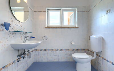 Macini 605.4: Miroir, Luminaire Plomberie, Propriété, Évier, Robinet, Lavabo, Salle De Bains, Violet, Bleu Azur
