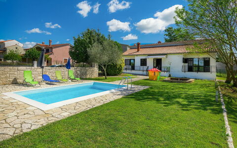 Dora: Ciel, Nuage, Plante, Bâtiment, Propriété, Fenêtre, Bleu Azur, Arbre, Maison, Piscine