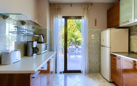 Dora: Cabinetry, Comptoir, Propriété, Meubles, Bâtiment, Appareil De Cuisine, Cuisine, Électroménager, Bois, Éclairage
