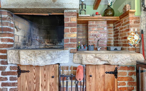 Viliam: Bois, Cuisine, Brique, Brickwork, Tache De Bois, Cheminée, Comptoir, Tuile, Cabinetry, Matériau Naturel