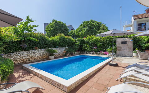 Rovinj 684: L'Eau, Plante, Propriété, Piscine, Ciel, Bleu Azur, Bâtiment, Mobilier De Jardin, Ombre, Design Intérieur