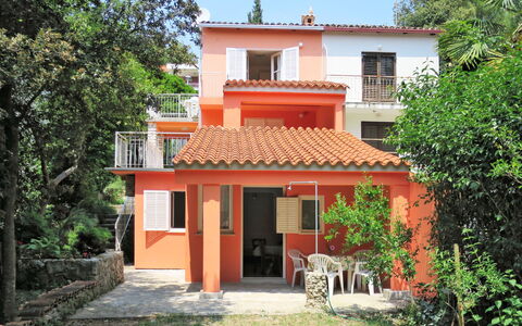 Rovinj 683: Plante, Bâtiment, Fenêtre, Propriété, Ciel, Arbre, Maison, Quartier, Zone Résidentielle, Chalet