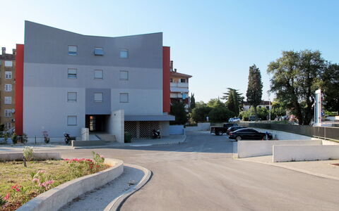 Pinezic: Ciel, Jour, Propriété, Plante, Bâtiment, Design Urbain, Lot Terre, Surface De La Route, Asphalte, Ligne