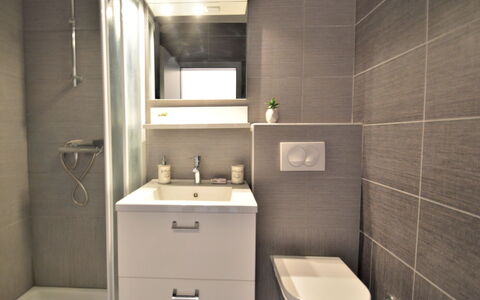 Pinezic: Lavabo, Robinet, Luminaire Plomberie, Miroir, Armoire De Toilette, Évier, Propriété, Salle De Bains, Violet, Design Intérieur