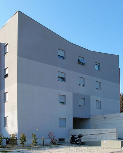 Pinezic: Ciel, Jour, Propriété, Bâtiment, Fenêtre, Design Urbain, Façade, Composite, Plante, Bâtiment Commercial