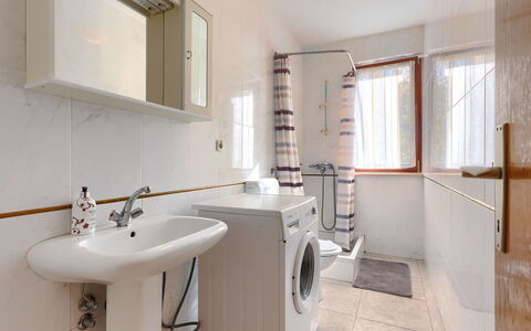 Rovinj 689: Miroir, Évier, Robinet, Luminaire Plomberie, Lavabo, Salle De Bains, Fenêtre, Bois, Sol