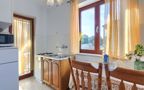 Rovinj 689: Cabinetry, Propriété, Comptoir, Plante, Fenêtre, Plante D'Appartement, Ventilateur De Plafond, Pot De Fleur, Design Intérieur, Bois