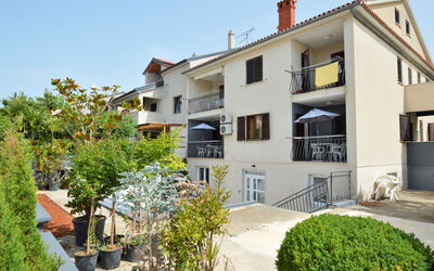 Rovinj 689: Ciel, Plante, Bâtiment, Propriété, Fenêtre, Maison, Design Urbain, Lot Terre, Zone Résidentielle