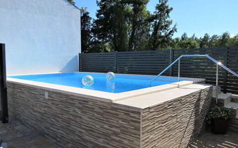 Milka 1: Piscine, Propriété, Mur, Loisir, Jacuzzi, Immobilier, Arrière-Cour, Maison, Composite, Architecture