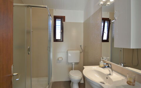 Milka 1: Miroir, Luminaire Plomberie, Robinet, Évier, Propriété, Lavabo, Salle De Bains, Violet, Éclairage