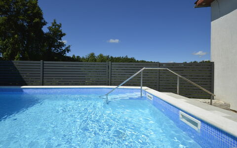 Milka 1: L'Eau, Ciel, Bâtiment, Propriété, Piscine, Plante, Bleu Azur, Bleu, Rectangle