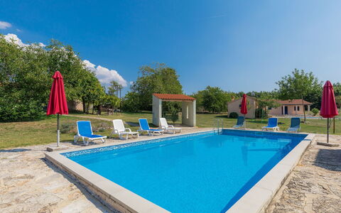 Danijela: L'Eau, Ciel, Propriété, Piscine, Plante, Bleu Azur, Bâtiment, Ombre, Architecture, Rectangle