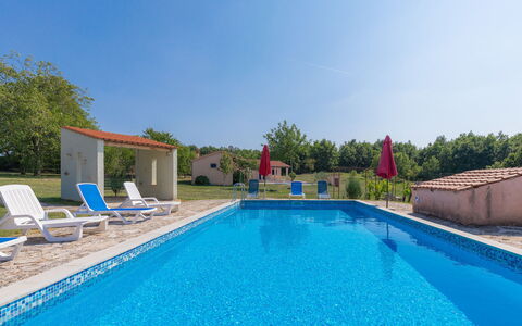 Danijela: L'Eau, Ciel, Plante, Propriété, Piscine, Bâtiment, Bleu Azur, La Nature, Chaise, Rectangle