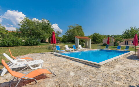 Danijela: Ciel, L'Eau, Bâtiment, Piscine, Ombre, Mobilier De Jardin, Nuage, Rectangle, Arbre, Chaise