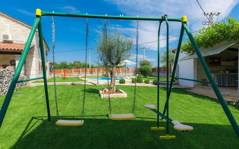 Bozac: Balançoire, Terrain De Jeux, Équipement Extérieur Play, Herbe, Espace Public, Établissements Humains, Net, Des Loisirs, Loisir, Arbre