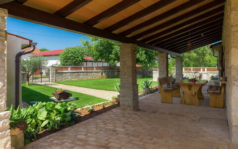 Bozac: Propriété, Bâtiment, Patio, Immobilier, Ombre, Pergola, Porche, Arrière-Cour, Maison, Cour