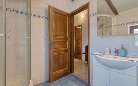 Bozac: Miroir, Évier, Propriété, Armoire De Toilette, Robinet, Bâtiment, Luminaire Plomberie, Salle De Bains, Porte