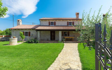 Bozac: Ciel, Plante, Bâtiment, Nuage, Fenêtre, Maison, Arbre, Architecture, Lot Terre, Herbe