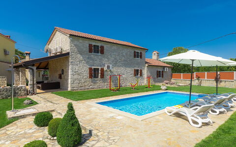 Bozac: Propriété, Piscine, Maison, Bâtiment, Immobilier, Villa, Domicile, Vacances, Zone Résidentielle, Herbe