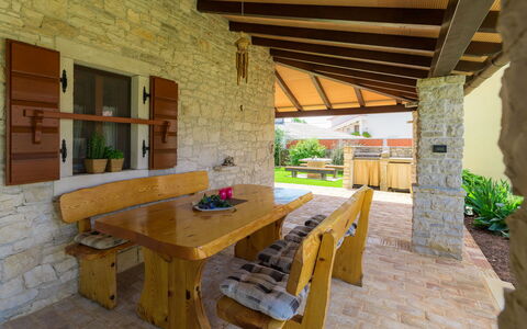 Bozac: Table, Meubles, Propriété, Plante, Bâtiment, Fenêtre, Bois, Pot De Fleur, Plante D'Appartement, Design Intérieur