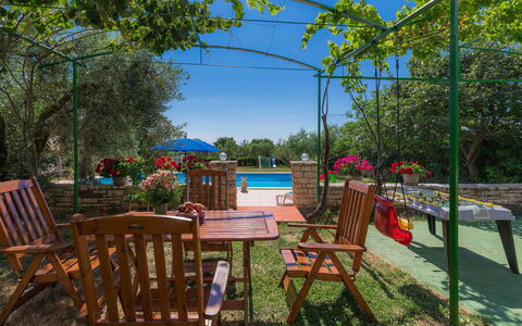 Rovinj 712: Plante, Meubles, Table, Ciel, Chaise, Botanique, Mobilier De Jardin, Ombre, Tableau De Plein Air, Bâtiment