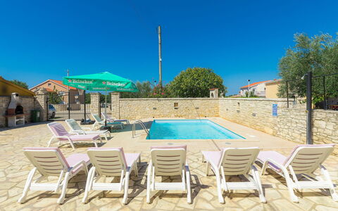 Gracije: Propriété, Maison, Bâtiment, Immobilier, Piscine, Meubles, Vacances, Biens, Recours, Table