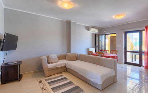 Gracije: Canapé, Propriété, Meubles, Table, Cadre, Confort, Design Intérieur, Éclairage, Salon, Sol