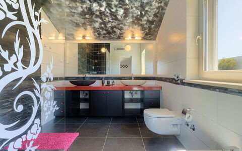 Libera: Robinet, Luminaire Plomberie, Miroir, Évier, Propriété, Lavabo, Salle De Bains, Bâtiment, Design Intérieur, Éclairage