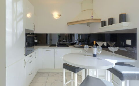 Libera: Comptoir, Cabinetry, Meubles, Table, Cuisine, Chaise, Robinet, Design Intérieur, Appareil De Cuisine, Bois