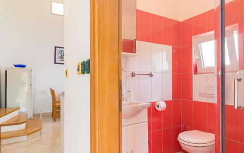 Pula 664: Bâtiment, Luminaire Plomberie, Salle De Bains, Évier, Violet, Bois, Sol, Toilette, Sol, Siège De Toilette
