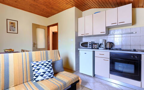 Pula 671: Propriété, Cabinetry, Meubles, Gaz Poele, Bois, Confort, Bleu, Comptoir, Bâtiment, Appareil De Cuisine