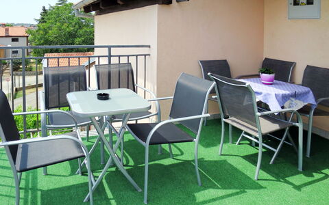 Pula 671: Table, Propriété, Meubles, Herbe, Chaise, Pièce, Gazon Artificiel, Chaise Pliante, Restaurant, Maison
