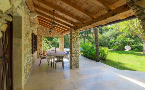 Villa Crispo: Propriété, Bâtiment, Pièce, Maison, Immobilier, Biens, Patio, Porche, Arbre, Domicile