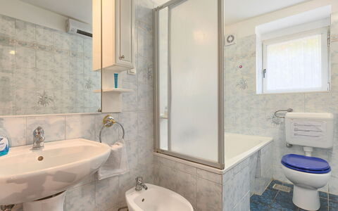 Villa Crispo: Miroir, Robinet, Luminaire Plomberie, Évier, Lavabo, Propriété, Blanc, Bleu, Salle De Bains, Violet