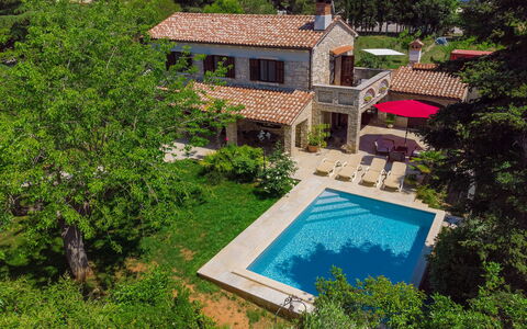 Villa Crispo: Plante, Bâtiment, L'Eau, La Nature, Arbre, Bleu Azur, Piscine, Paysage Naturel, Végétation, Fenêtre