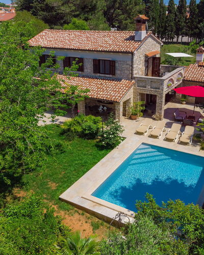 Villa Crispo: Plante, Bâtiment, L'Eau, La Nature, Arbre, Bleu Azur, Piscine, Paysage Naturel, Végétation, Fenêtre