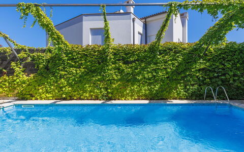 Gabi: L'Eau, Plante, Bleu, Bleu Azur, Rectangle, Botanique, Ciel, Ombre, Végétation, Architecture