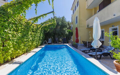 Gabi: Plante, L'Eau, Propriété, Ciel, Vert, Bleu Azur, Pot De Fleur, Bâtiment, Piscine, Loisir