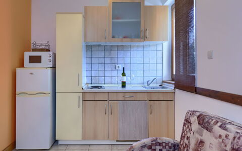 Gabi: Cabinetry, Meubles, Comptoir, Évier, Evier, Bâtiment, Robinet, Cuisine, Bois, Violet