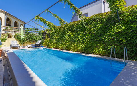 Gabi: L'Eau, Plante, Propriété, Ciel, Bâtiment, Bleu, Piscine, Bleu Azur, Ombre, Fenêtre