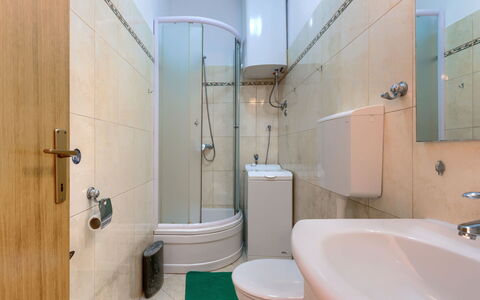 Gabi: Luminaire Plomberie, Propriété, Bâtiment, Salle De Bains, Violet, Toilette, Design Intérieur, Robinet, Sol