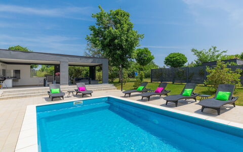Mirna: L'Eau, Ciel, Plante, Nuage, Piscine, Vert, Bleu Azur, Ombre, Herbe, Bâtiment