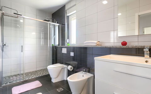 Mirna: Propriété, Cabinetry, Luminaire Plomberie, Bâtiment, Design Intérieur, Salle De Bains, Architecture, Sol, Sol, Maison