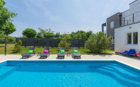Mirna: L'Eau, Plante, Piscine, Ciel, Nuage, Vert, Bleu, Fenêtre, Bleu Azur, Ombre