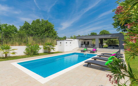 Mirna: Plante, L'Eau, Ciel, Nuage, Propriété, Piscine, Bâtiment, Bleu Azur, Arbre, Herbe