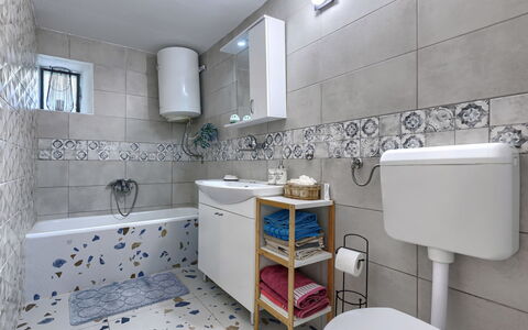 Pula Marčana 609: Luminaire Plomberie, Sol, Design Intérieur, Sol, Salle De Bains, Évier, Robinet, Tuile, Toilette, Plomberie