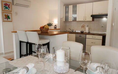 Labin 752: Propriété, Vaisselle, Meubles, Cabinetry, Chaise, Table, Comptoir, Robinet, Évier, Vaisselle