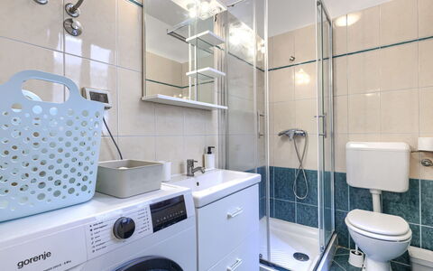 Ester: Machine À Laver, Luminaire Plomberie, Design Intérieur, Sol, Salle De Bains, Sol, Évier, Armoire De Toilette, Buanderie, Lavabo